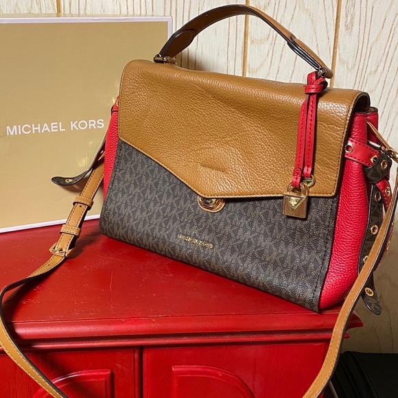 Michael Kors Handbags - Almost New Michael Kors Purse